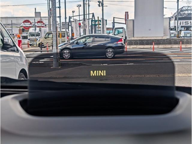 ＭＩＮＩ クーパーＤ　クラブマン　サンルーフ／ペッパーＰＫＧ／デジタルＰＫＧ／ＬＥＤヘッドライト／Ｆ・Ｒパークディスタンス／ＡＣＣ／ヘッドアップディスプレイ／純正ナビ／バックモニター／ユニオンジャックテール／ＥＴＣ／１オーナー／禁煙車（8枚目）