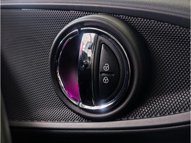 ＭＩＮＩ クーパーＤ　クラブマン　サンルーフ／ペッパーＰＫＧ／デジタルＰＫＧ／ＬＥＤヘッドライト／Ｆ・Ｒパークディスタンス／ＡＣＣ／ヘッドアップディスプレイ／純正ナビ／バックモニター／ユニオンジャックテール／ＥＴＣ／１オーナー／禁煙車（18枚目）