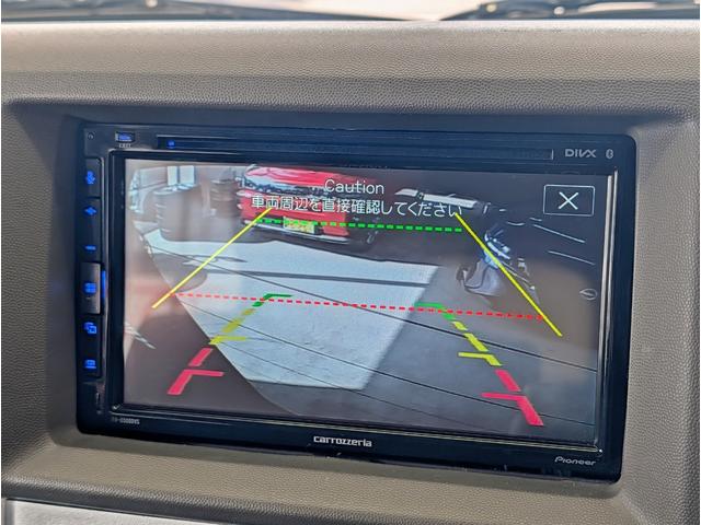 【バックカメラ】ギヤをリバースに入れると車両後方の映像を映し出し、バック時の後方視界をサポートするリヤビューカメラ！特に雨天時や夜間のバック時に大活躍！今や必須となった装備のひとつです！