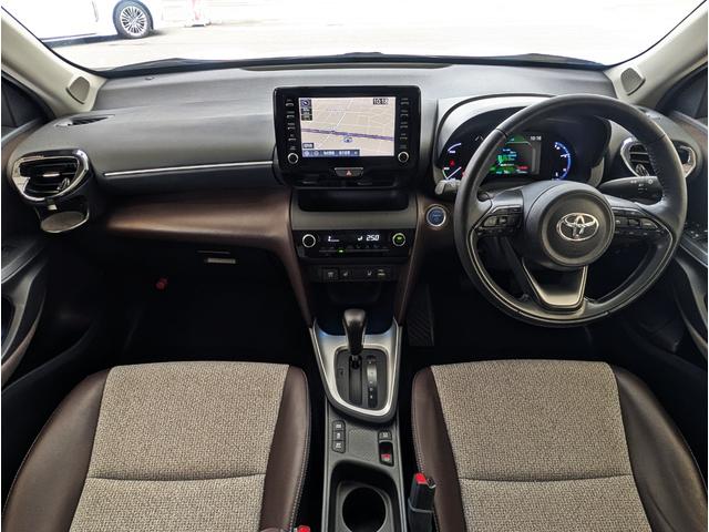 ヤリスクロス ハイブリッドＺ　純正ナビ／全方位モニター／追従レーダークルーズ／ブラインドスポットモニター／運転席パワーシート／前席シートヒーター／ハンドルヒーター／ハーフレザーシート／ＬＥＤヘッドライト／ＥＴＣ／１オーナー／禁煙車（2枚目）