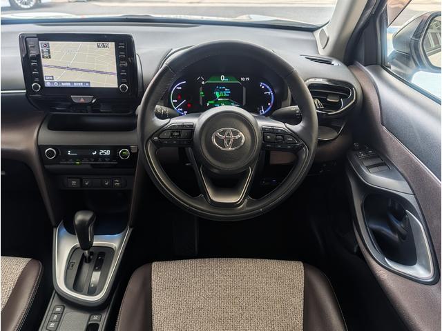 ヤリスクロス ハイブリッドＺ　純正ナビ／全方位モニター／追従レーダークルーズ／ブラインドスポットモニター／運転席パワーシート／前席シートヒーター／ハンドルヒーター／ハーフレザーシート／ＬＥＤヘッドライト／ＥＴＣ／１オーナー／禁煙車（3枚目）