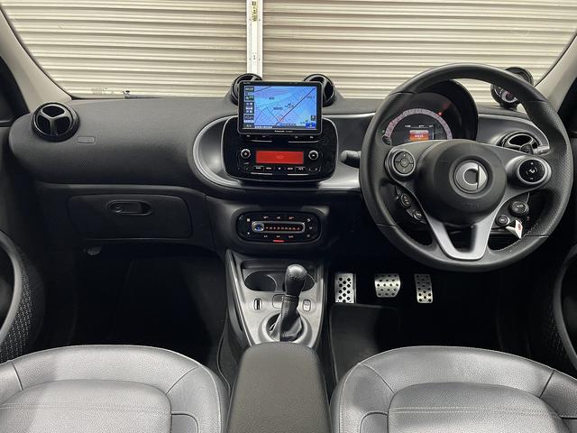 スマートフォーフォー ターボ　ドライブレコーダー　バックカメラ　ナビ　クリアランスソナー　オートクルーズコントロール　衝突被害軽減システム　アルミホイール　革シート　アイドリングストップ　ＡＴ　盗難防止システム　ＡＢＳ　エアコン（2枚目）