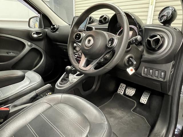 スマートフォーフォー ターボ　ドライブレコーダー　バックカメラ　ナビ　クリアランスソナー　オートクルーズコントロール　衝突被害軽減システム　アルミホイール　革シート　アイドリングストップ　ＡＴ　盗難防止システム　ＡＢＳ　エアコン（11枚目）