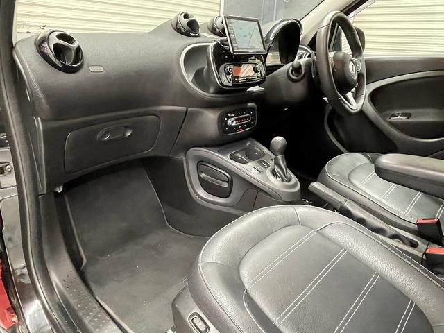 スマートフォーフォー ターボ　ドライブレコーダー　バックカメラ　ナビ　クリアランスソナー　オートクルーズコントロール　衝突被害軽減システム　アルミホイール　革シート　アイドリングストップ　ＡＴ　盗難防止システム　ＡＢＳ　エアコン（14枚目）