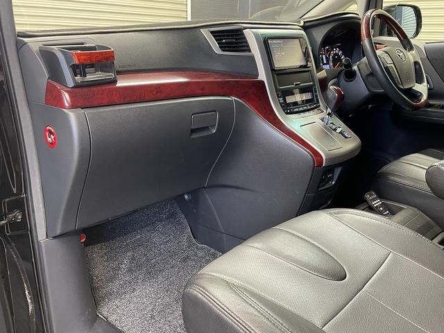 アルファード ２４０Ｓ　ドライブレコーダー　ＥＴＣ　バックカメラ　ＴＶ　クリアランスソナー　両側電動スライドドア　ＨＩＤ　スマートキー　後席モニター　３列シート　ＣＶＴ　アルミホイール　ミュージックプレイヤー接続可（13枚目）