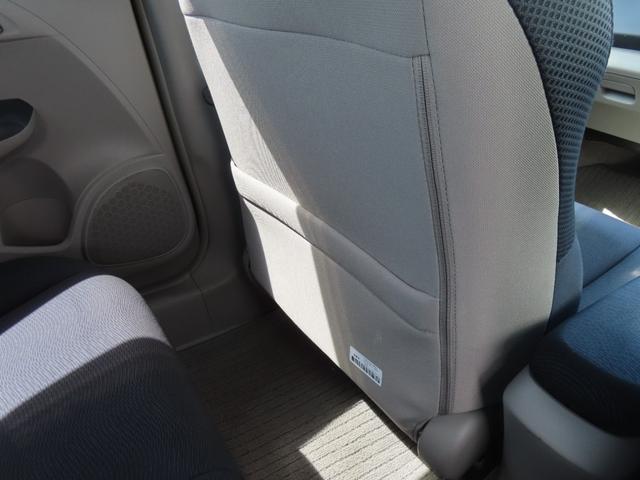 �y�V�[�g�o�b�N�|�P�b�g�z���Ȕw�ʂɂ͒n�}��G���Ȃǂ������ۂ����傫���̃|�P�b�g�����Ă��܂��B