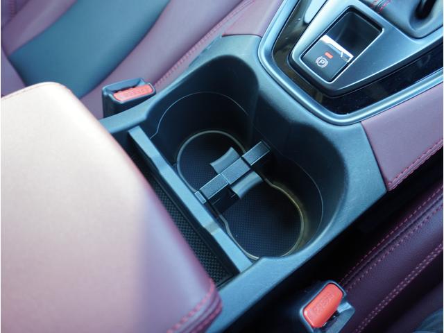 【ドリンクホルダー】さまざまな場所にございますので便利ですよ。