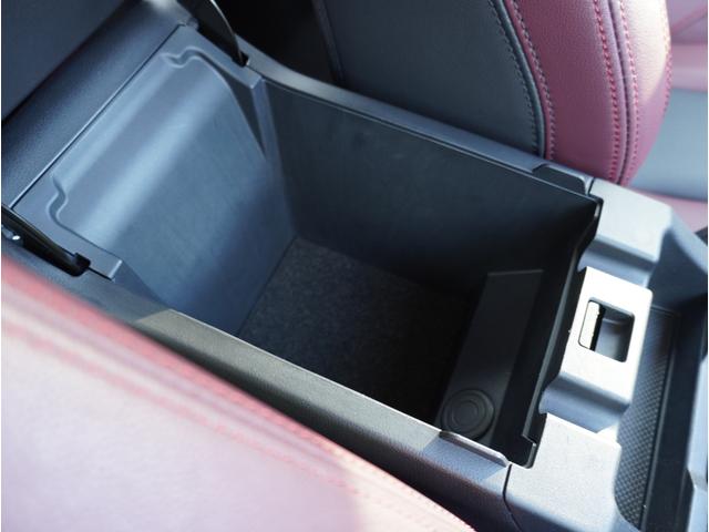 【収納スペース】手を伸ばした先に収納スペースがあり、出し入れしやすい。