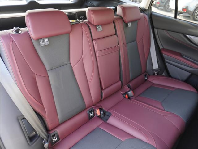 前後席ともに乗員同士の間に余裕をもたせました。また後席は足元に広いスペースを確保。厚みのあるシートクッションと合わせて、ゆったりとくつろげる空間を実現しています。