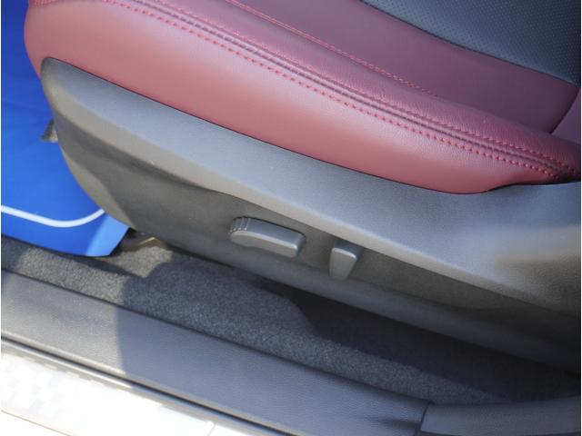 【パワーシート】座面と前端部の高さ、前後位置、背もたれ角度の調整を電動で行えます。体格に合わせた適切なポジションに設定できます。