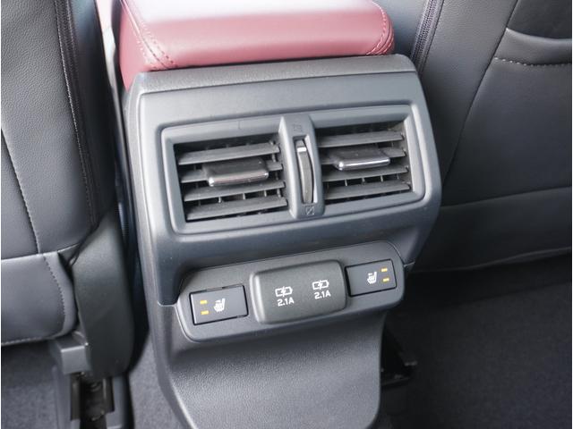 【後席シートヒーター】後席までしっかりと温め、快適に過ごすことが出来ます。