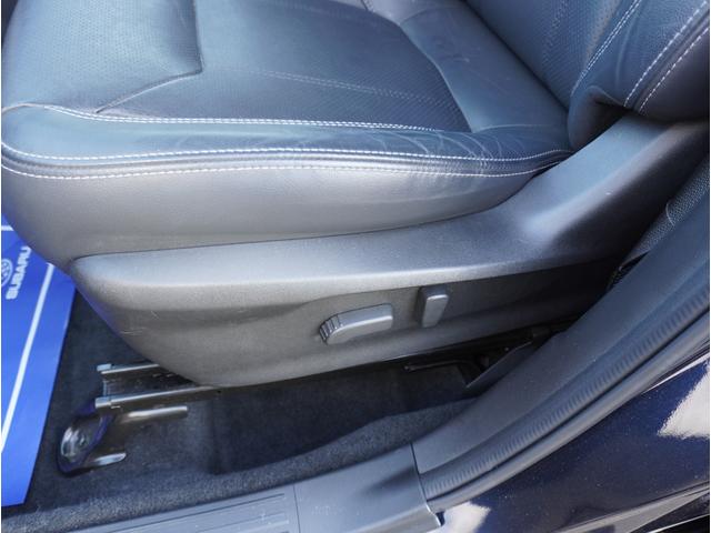 【パワーシート】座面と前端部の高さ、前後位置、背もたれ角度の調整を電動で行えます。体格に合わせた適切なポジションに設定できます。