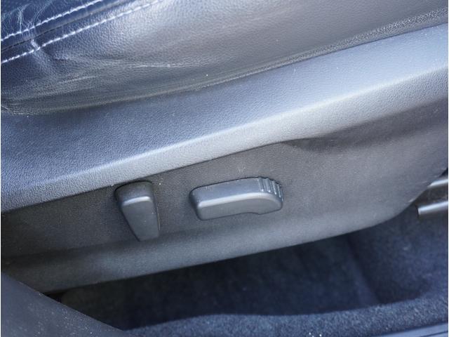 【パワーシート】座面と前端部の高さ、前後位置、背もたれ角度の調整を電動で行えます。体格に合わせた適切なポジションに設定できます。