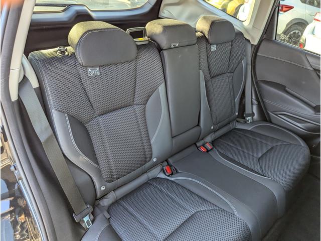 前後席ともに乗員同士の間に余裕をもたせました。また後席は足元に広いスペースを確保。厚みのあるシートクッションと合わせて、ゆったりとくつろげる空間を実現しています。