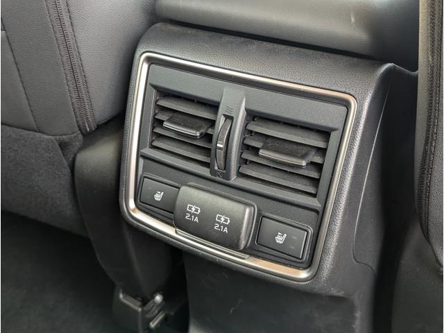 【後席シートヒーター】後席までしっかりと温め、快適に過ごすことが出来ます。