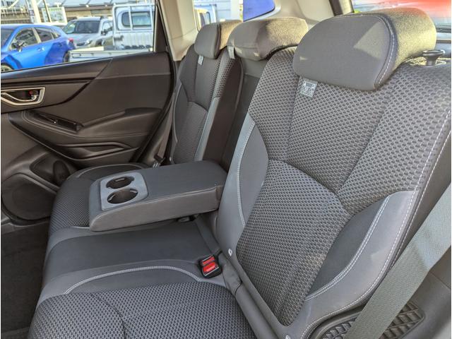 前後席ともに乗員同士の間に余裕をもたせました。また後席は足元に広いスペースを確保。厚みのあるシートクッションと合わせて、ゆったりとくつろげる空間を実現しています。