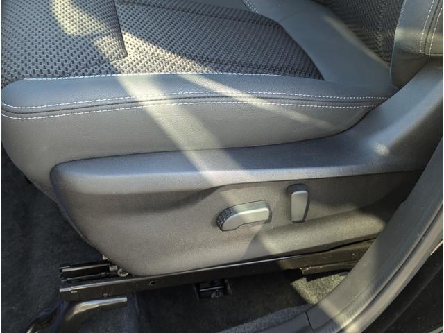 【パワーシート】座面と前端部の高さ、前後位置、背もたれ角度の調整を電動で行えます。体格に合わせた適切なポジションに設定できます。