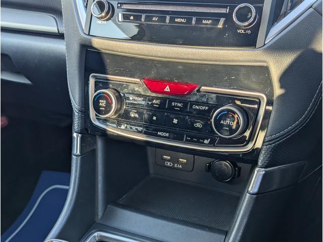 【フルオートエアコン】運転席側と助手席側でそれぞれ温度設定ができます。ストロングハイブリッド車はエンジンが停止していてもエアコンやヒーターを作動できる為モーター走行中でも快適な室内環境をお届けします。