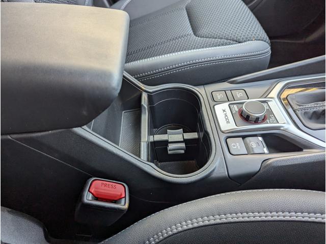 【ドリンクホルダー】さまざまな場所にございますので便利ですよ。