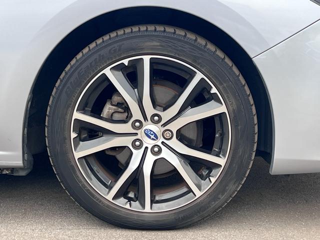 【純正アルミホイール】純正ならではの足回りからボディカラーを際立たせます。