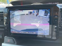 ナビのモニターにバックカメラの映像が映り、車庫入れや後退時の運転補助をしてくれます。 3