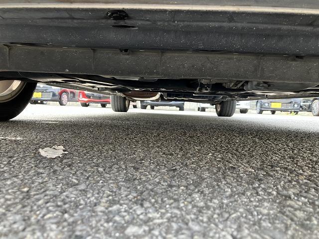 車の底を下からのアングルで撮った写真となっております。錆が気になる場合は、（別途料金）お付けできますので何なりとお申し付けください！