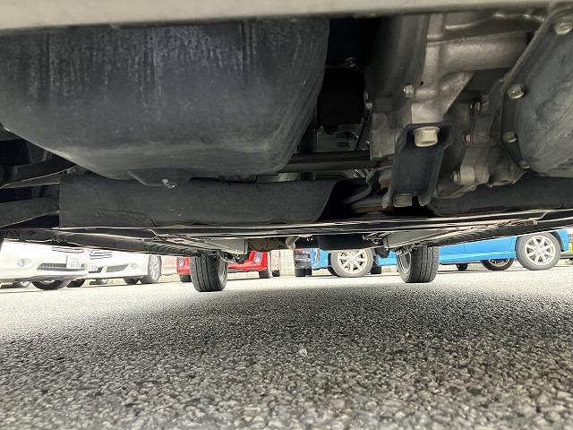 車の底を下からのアングルで撮った写真となっております。錆が気になる場合は、(別途料金)お付けできますので何なりとお申し付けください!
