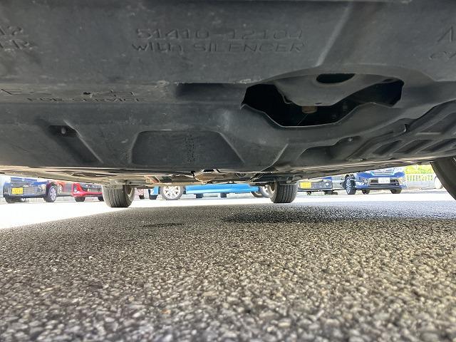 車の底を下からのアングルで撮った写真となっております。錆が気になる場合は、(別途料金)お付けできますので何なりとお申し付けください!
