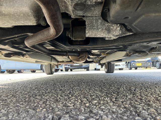 車の底を下からのアングルで撮った写真となっております。錆が気になる場合は、（別途料金）お付けできますので何なりとお申し付けください！