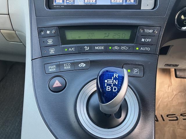 プリウス S ナビ Bluetooth バックカメラ オートエアコン スマートキー プッシュスタート フォグライト 純正ホイール 運転席エアバッグ 助手席エアバッグ 盗難防止システム 衝突安全ボディ(24枚目)