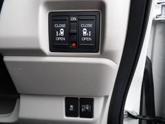 ●『両側電動スライドドア』がついております。スライドドアは、左右両方とも電動で開閉できます。小さなお子さんの乗り降りも楽々ですね。 5