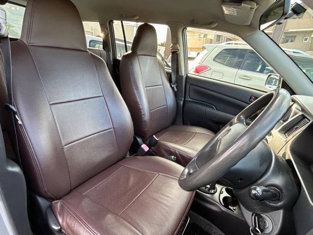 ブラウンのレザー調シートカバーもボディーカラーと合ってます！！
