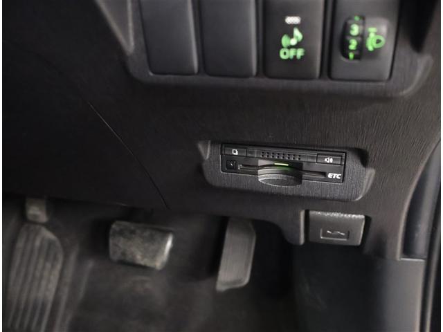 プリウスα Ｓ　スマキ－　整備点検記録簿　リモコンキー　横滑り防止装置付き　ＰＷ　Ｂカメラ　フルフラット　ナビ・ＴＶ　サイドエアＢ　ＡＵＸ　ＥＴＣ車載器　ＡＢＳ付き　アルミホイール　１セグＴＶ　メモリーナビゲーション（13枚目）