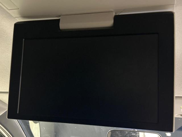 【フリップダウンモニター】大画面モニターで後席でもエンタメをお楽しみいただけます。小さなお子様にも大人気の装備です♪