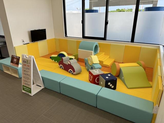 大きなキッズスペースも完備!小さなお子様連れでも、ゆっくりとお車探しをお楽しみいただけます。