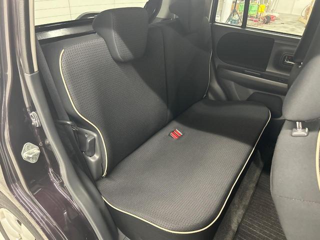 後部座席も気になるようなキズ・汚れやへたり等、大きなダメージはなく、良好な状態です。