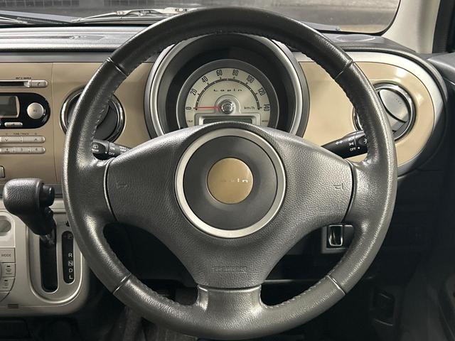 インテリアに合わせたデザインのステアリングは、運転される方のことも考え、運転しやすい形状、大きさです。是非一度、実際に触ってお確かめください。