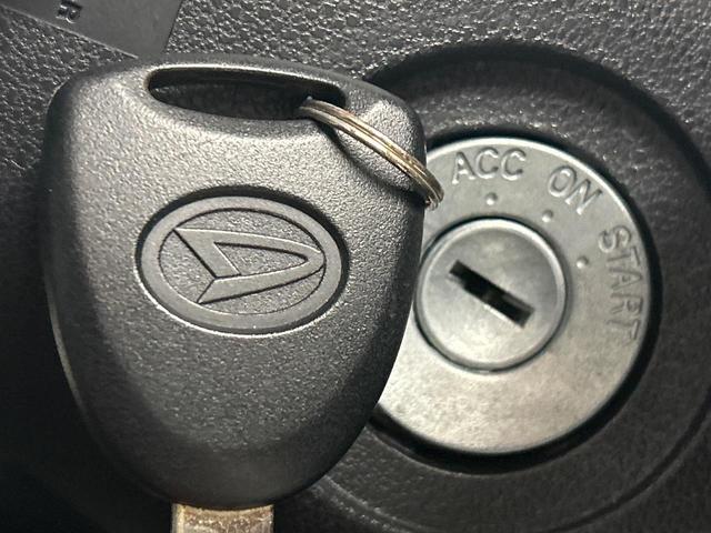 【キーレス】少し離れた場所からでもボタン一つでドアの開錠・施錠ができるのでとっても便利!ドアの鍵穴周りに傷をつけることもありません♪