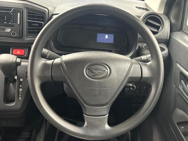 インテリアに合わせたデザインのステアリングは、運転される方のことも考え、運転しやすい形状、大きさです。是非一度、実際に触ってお確かめください。