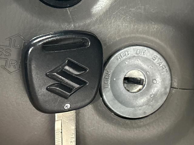 【キーレス】少し離れた場所からでもボタン一つでドアの開錠・施錠ができるのでとっても便利!ドアの鍵穴周りに傷をつけることもありません♪