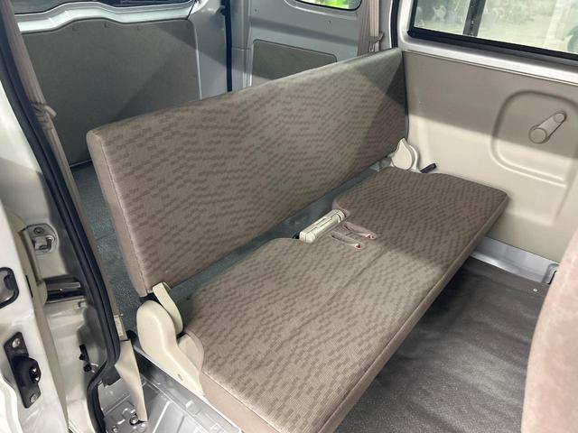 後部座席も気になるようなキズ・汚れやへたり等、大きなダメージはなく、良好な状態です。