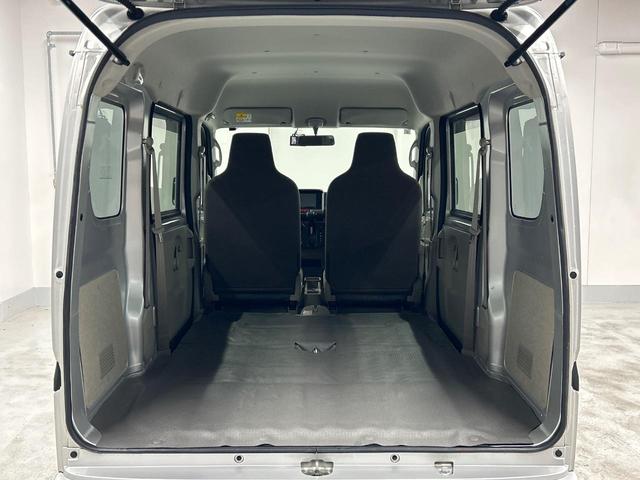 後席を格納すると、これだけの広さが!シーンに合わせたシートアレンジで、大きな荷物も積むことが出来ます♪