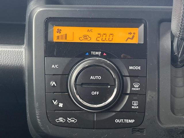 【オートエアコン】一度お好みの温度に設定すれば、車内の温度を検知し風量や温度を自動で調整。暑い…寒い…と何度もスイッチ操作をする必要はありません。快適な車内空間には必須の機能ですね♪
