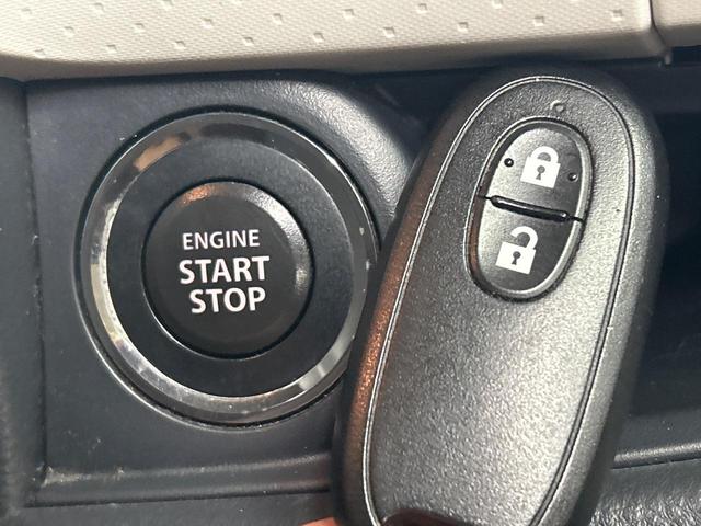 【キーレススタートシステム】カバンやポケットに入れたままでもドアの施錠・解錠が可能なスマートキーを装備。エンジンのオン・オフ時もカギを取り出す必要が無いからとっても便利です♪