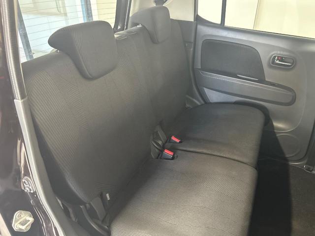広々とした2列目シートは居住性が高く、居心地も快適!友達や家族とのお出かけにぴったりです。ベビーシートやチャイルドシート使用時も快適にお過ごしいただける十分な空間を確保しています。