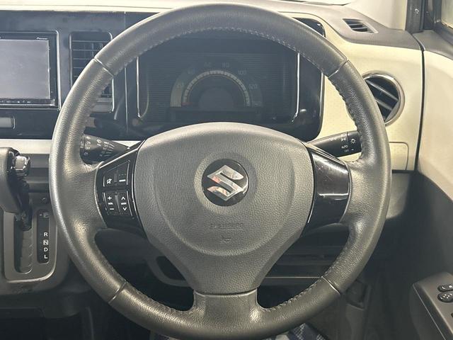 インテリアに合わせたデザインのステアリングは、運転される方のことも考え、運転しやすい形状、大きさです。是非一度、実際に触ってお確かめください。