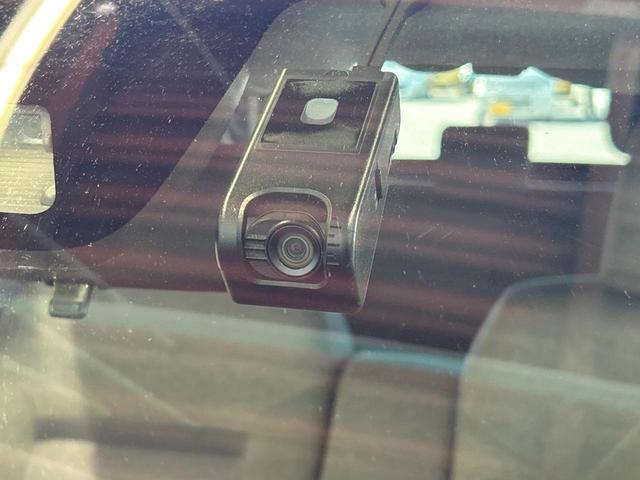 【ドライブレコーダー】安心・安全なカーライフに必須のドライブレコーダーを装備!走行中はもちろん、あおり運転や事故に遭遇した際の状況も映像で記録し、万一のリスクに備えます。