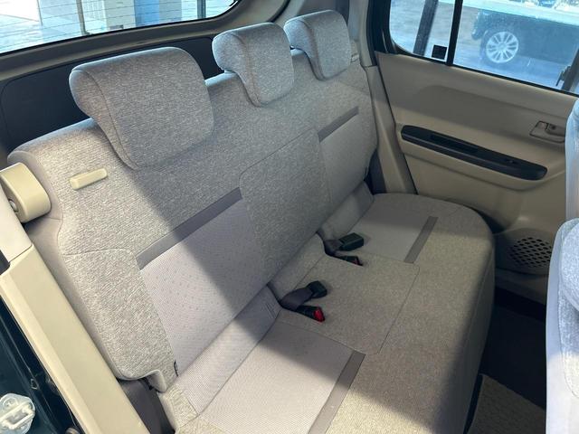 広々とした2列目シートは居住性が高く、居心地も快適!友達や家族とのお出かけにぴったりです。ベビーシートやチャイルドシート使用時も快適にお過ごしいただける十分な空間を確保しています。