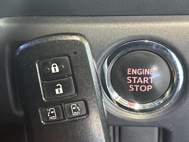 【スマートキー】カバンやポケットに入れたままでもドアの施錠・解錠が可能なスマートキーを装備。エンジンのオン・オフ時もカギを取り出す必要が無いからとっても便利です♪