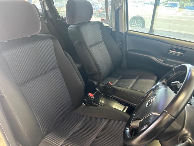 運転席シート廻りは使用感も少なく、良好な状態となっています。丁寧に使われていたことがよくわかりますね。